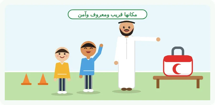 المعلم يشير إلى حقيبة الإسعافات التي وضعها على مقعد قريب من الملعب ليعرف الطلاب مكانها