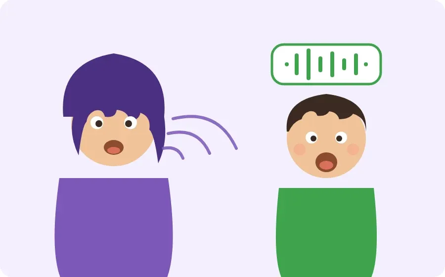 طفل يكرر كلمة إنجليزية أمام معلمته وفمه مفتوح وهو ينطق بوضوح